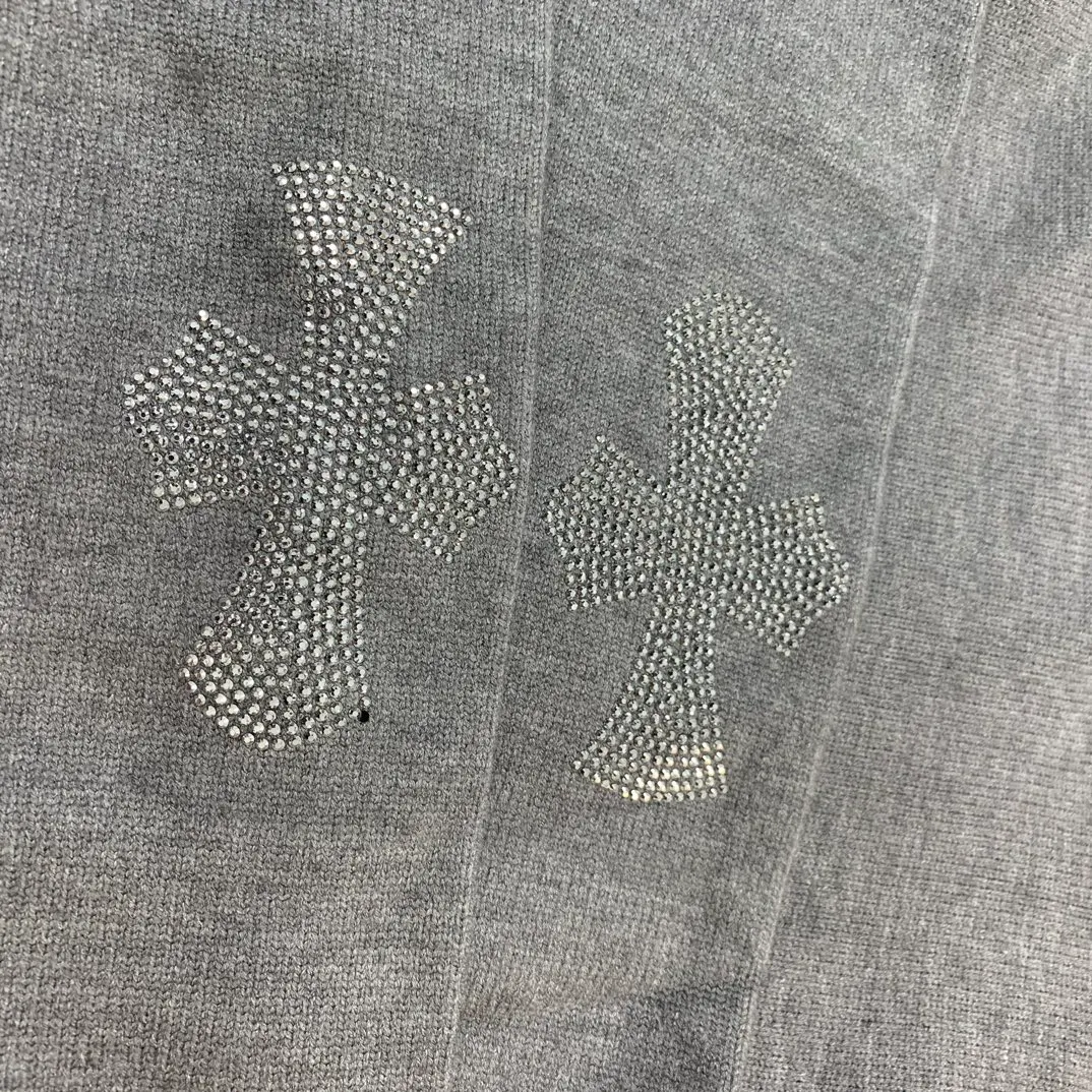 P320 💰Model number M8 chrome hearts ch Chrome hearts cross classic heavy-duty hot-drilled zipper sweater knitted sweater hooded jacket There is no such coat in the wardrobe. Winter is a waste. There is no such versatile coat. If you are tired of choosing styles, choose it! You will never go wrong! If you need a coat, choose it! It will never fall over! Compared with the bloat of sweatshirts, sweater jackets are more suitable for people with various body types. Thin people wear a larger size and are looser and taller. Fat people wear it to look slimmer. Successful weight loss in situ. The super hot-selling sweater that is sold out in physical stores and is hard to find is here! Complete! No! Pick! People! Easily manage a large, beautiful, and useless size. Size: S M L